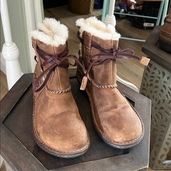 UGG size 7, style 5136, Tan Shearling UGG Boots, gently preloved - Picture 2 of 9